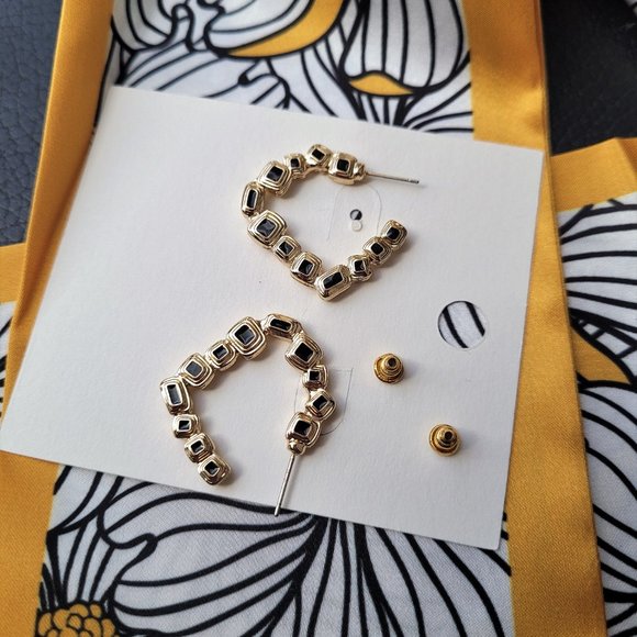 gold C-shape paint earrings black resin small squa - Picture 3 of 3